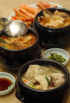 경기도 고양시 행신동의 항아리수제비집에서 내고 있는 항아리 수제비. 비오는 날이면 넓적한 수제비가 한층 먹음직하다.