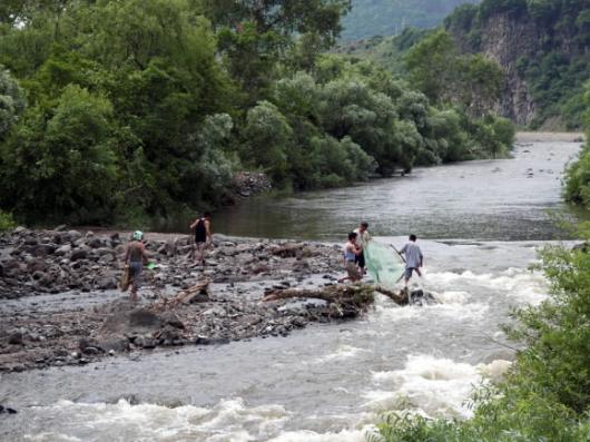 두만강 상류지역에서 천렵중인 북한 주민들…