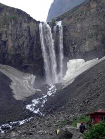 천지물이 흘러 떨어지는 장백폭포