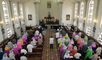 지난해 2월 북한의 유일한 성당인 평양 장충성당을 방문한 남한의 천주교 신자들이 미사를 드리고 있다. 서울신문 포토라이브러리