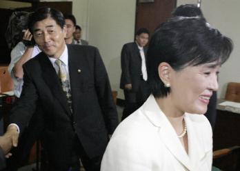 어색한 만남 강금실(오른쪽)법무부 장관이 법무부 검찰국장을 지내다 죄천된 뒤 국회의원으로 변신한 장윤석 한나라당 의원이 7일 국회 법사위 회의실에서 만나 어색한 악수를 나누고 돌아서고 있다. 오정식 기자 oosing@seoul.co.kr