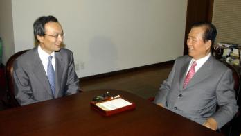 이해찬(왼쪽) 국무총리가 7일 동교동 김대중 도서관을 방문, 김대중 전 대통령과 환담하고 있다. 국회사진기자단