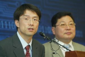 정보통신부 이재홍(오른쪽) 국장과 나봉하(…