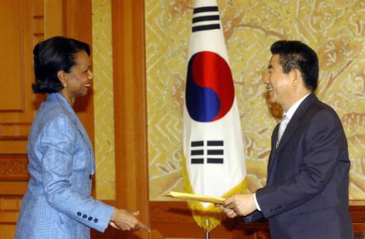 노무현 대통령이 9일 오후 청와대에서 콘돌…