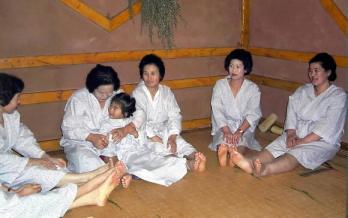 충남 서산의 한 찜질방에서 부녀자들이 찜질을 하고있다. 서울신문 포토라이브러리