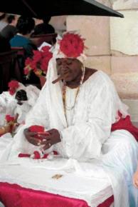 주먹만한 시가를 물고 거리에서 타로점을 쳐주는 쿠바 여인.