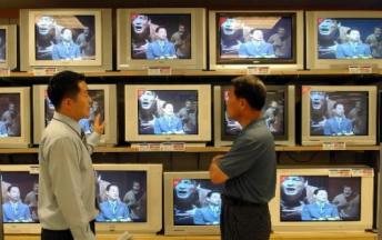 디지털TV(DTV) 전송방식 논쟁 타결됨에 따라 은평구 이마트 가전매장에 고객이 TV 구매상담을 하고있다.   안주영기자 jya@seoul.co.kr