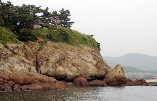 변산반도의 끝 격포리 단애(斷崖) 위에 있는…