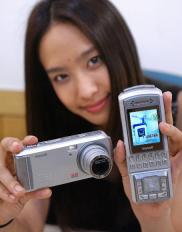 삼성전자가 내주초부터 시판에 들어가는 300만화소급 디카폰 ‘SPH-S2300’.고급 ‘디카’와 기능이 비슷하다.