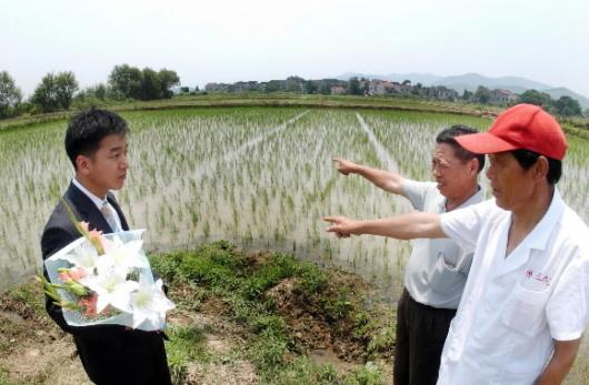 양기탁 선생이 생을 마감한 중국 장쑤성 리양현 대부진 남문두마을에서 촌장(오른쪽에서 두번째)과 마을의사가 선생의 외증손인 박지윤 기자에게 삶을 설명하고 있다. 중국 리양 이언탁기자 utl@seoul.co.kr