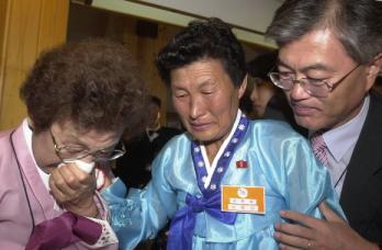 제10차 이산가족 상봉단에 포함된 문재인(오른쪽) 청와대 시민사회수석이 11일 어머니 강한옥(왼쪽)씨와 함께 금강산 온정각에서 이모 강병옥씨를 만나고 있다. 사진공동취재단