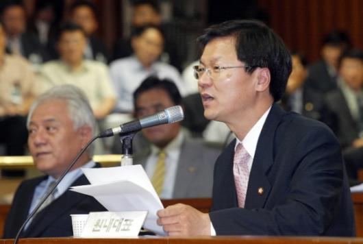 열린우리당이 12일 국회에서 개최한 ‘공공주택 분양원가 공개 공청회’에서 천정배 원내대표가 모두발언을 하고 있다. 최해국기자 seaworld@seoul.co.kr