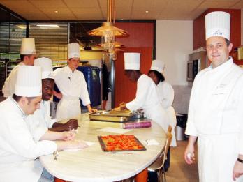 호텔 조리사들이 아코르 아카데미에서 연회 실습 교육을 받고 있다.아코르그룹은 오감을 충족시키는 서비스를 추구하며 고객들의 미소를 창출해 나간다. 함혜리특파원 lotus@seoul.co.kr