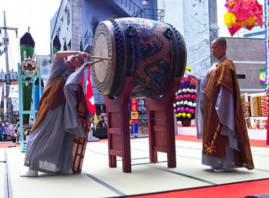 조계종전통의식연구원이 펼치는 영산재중 법고춤의 한 장면.