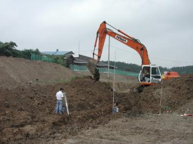 대전 가오택지지구 조성공사가 벌어지고 있는 공사장 한 복판에 섬처럼 떠 있는 혜광학교.장애학생들은 학교에 오가는 일부터가 큰 일이다. 대전 이천열기자 sky@seoul.co.kr