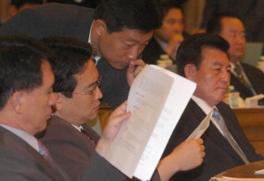 행정수도 이전 및 예결특위 상임위 전환문제 등을 논의하기 위해 13일 열린 한나라당 의원총회에서 김덕룡(오른쪽) 원내대표가 심각한 표정을 짓고 있다. 최해국기자 seaworld@seoul.co.kr