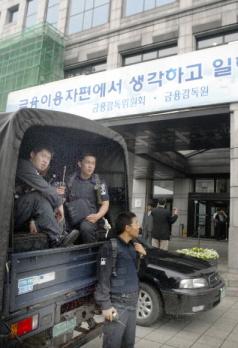 13일 아침 6시 40분경 금융감독원 당직실로 폭발물이 설치되어 있다는 제보전화로 경찰특공대가 건물을 수색하는 소동을 벌였으나 허위제보로 밝혀지는 해프닝이 벌어졌다.  정연호기자 tpgod@seoul.co.kr