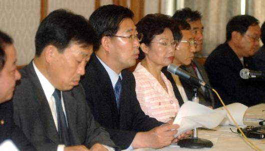 개정안 발의 회견 김희선(왼쪽 네번째) 의원 등 ‘민족정기 바로세우기 의원모임’ 소속 의원들과 64개 시민단체로 구성된 ‘친일진상규명시민연대’가 14일 국회 귀빈식당에서 ‘친일진상규명특별법 개정안’ 발의를 위한 합동 기자회견을 갖고 있다. 오정식기자 oosing@seoul.co.kr