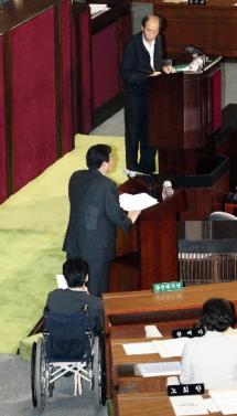 14일 국회 본회의장 단상에서 노동운동가 출신인 민주노동당 단병호 의원이 김대환 노동부장관에게 질문하는 동안 ‘1급 장애인’ 열린우리당 장향숙 의원이 휠체어에 앉은 채 순서를 기다리고 있다. 최해국기자 seaworld@seoul.co.kr