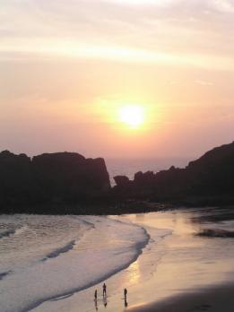 해질녘의 비금도 하누넘해수욕장.백사장을 …