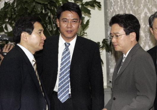 한나라당 심재철(왼쪽) 의원과 남경필(오른쪽) 원내 수석부대표 등이 15일 추경 예산안 등의 처리와 관련해 국회 운영위에서 심각한 표정으로 얘기하고 있다. 최해국기자 seaworld@seoul.co.kr