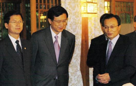 이해찬(오른쪽) 국무총리와 열린우리당 천정배(왼쪽) 원내대표,신기남 의장이 15일 삼청동 총리공관에서 고위 당정 정책조정회의에 앞서 환담을 나누고 있다. 손원천기자 angler@seoul.co.kr