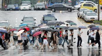 지난 7일 연대앞을 지나는 시민들이 우산을 들고 횡단보도를 건너고 있다.  서울신문 포토라이브러리