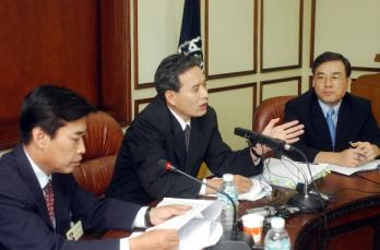 감사원 하복동(가운데) 재정금융감사국장이…