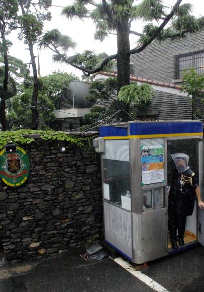 16일 새벽 강도가 든 서울 용산구 이태원1동 주한 벨기에 대사관저.경비초소가 대사관저 담벼락에 붙어있는 데다 정문에서 1.5m밖에 떨어져 있지 않지만 범행을 막지는 못했다. 정연호기자 tpgod@seoul.co.kr