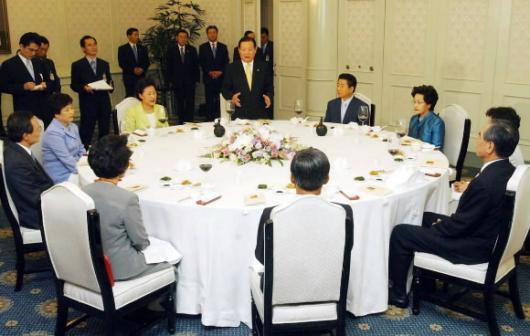 김원기(서있는 이) 국회의장이 17일 제헌절을 맞아 서울 한남동 의장 공관에서 노무현(김 의장 오른쪽부터) 대통령 내외와 최종영 대법관,유지담 선거관리위원장,이해찬 국무총리를 부부동반으로 초대해 가진 만찬에 앞서 인사하고 있다. 국회사진기자단