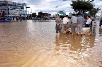 홍수,폭설,대형 화재 등의 피해 때마다 천재냐 인재냐를 둘러싼 논란이 끊이지 않고 있다.참여연대가 지난 3월 폭설대란과 관련,국가와 도로공사를 상대로 공동 손해배상 청구소송을 낸 뒤 집단소송제 도입의 목소리가 높아지고 있다.사진은 지난해 9월 태풍 ‘매미’때 물바다가 된 대구 지하철 주변 모습.
