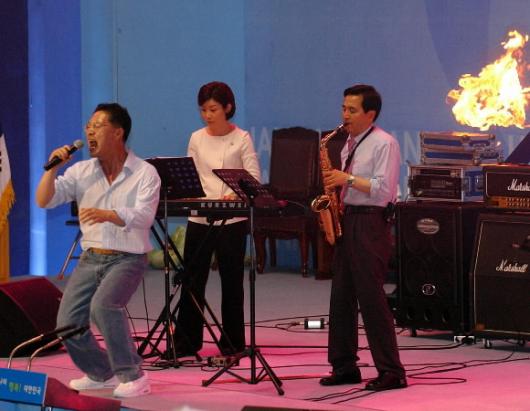 19일 한나라당 전당대회에서 공연을 하고 있…