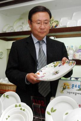 도자기 외길 인생을 걸어온 김성수 사장이 사옥 1층 판매진열대에 전시된 자기 그릇을 유심히 살펴보고 있다. 이종원기자 jongwon@seoul.co.kr