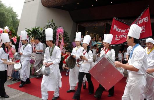 관광문화산업은 일자리와 함께 높은 부가가치도 창출해 ‘고용없는 성장시대’에 주목해야 할 산업이라고 전문가들은 입을 모은다.특히 전통음식관광,웨딩관광 등 새로운 테마관광 아이디어와 함께 정부의 지원이 필요하다는 지적이다.말없는 공연으로 국제무대에 진출한 ‘난타’의 전용극장 개관식 모습. 서울신문 포토라이브러리
