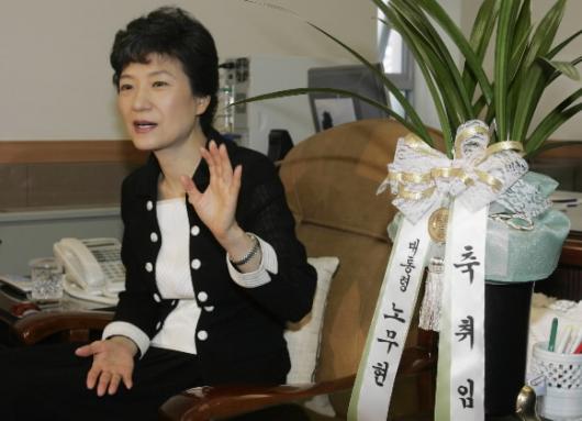 한나라당 박근혜 대표최고위원이 취임 첫날인 20일 서울 염창동 당사에서 현안에 대해 얘기하고 있다.오른쪽에 청와대 김병준 정책실장이 전달한 노무현 대통령의 축하 난이 놓여 있다. 최해국기자 seaworld@seoul.co.kr