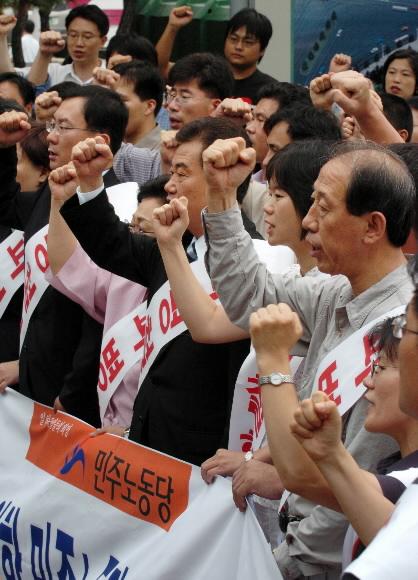 민주노동당 천영세(앞줄 왼쪽 두번째) 의원단 대표와 단병호(네번째) 의원 등이 20일 서울 세종로 열린마당에서 정부의 이라크 파병 철회를 요구하며 구호를 외치고 있다. 손원천기자 angler@seoul.co.kr
