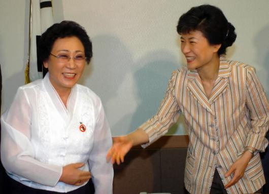 한나라당 박근혜(오른쪽) 대표가 21일 양당간 정책공조 방안을 논의하기 위해 서울 염창동 한나라당사를 예방한 민주노동당 김혜경 대표를 반갑게 맞고 있다. 최해국기자 seaworld@seoul.co.kr