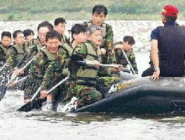 최신원(훈련생 가운데 맨 앞)SKC 회장이 SK텔레시스 임직원들과 함께 해상침투 작전의 일종인 IBS훈련을 받고 있다. SK 제공