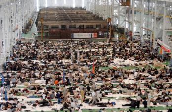 지난 21일 새벽부터 파업에 들어간 서울지하철공사·도시철도공사·인천지하철공사 노조원들이 서울 3호선 지축 차량기지 안에서 밤샘농성을 한 뒤 쉬고 있다. 서울신문 포토라이브러리