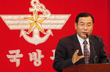 박정조 정부합동조사단장이 23일 국방부 브리핑룸에서 서해상 남북 해군간 교신에 관한 진상조사 결과를 발표하고 있다. 손원천기자 angler@