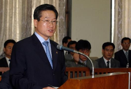 허성관 행정자치부장관이 여름 휴가를 떠나면서 불참한 23일 국회 행정자치위원회에서 최기문 경찰청장이 노인·여성 연쇄살인사건과 관련해 행자위원들에게 보고하고 있다. 오정식기자 oosing@seoul.co.kr