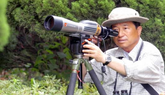 40년 동안 조류연구에만 전념해온 윤무부 교수는 환경오염 때문에 새들이 자꾸 사라지고 있다며 안타까워했다.지난주 몽골을 다녀온 그가 서울 서초구 방배동 방배사회복지관 뒤뜰에서 관찰용 장비를 들고 잠시 포즈를 취했다. 정연호기자 tpgod@seoul.co.kr