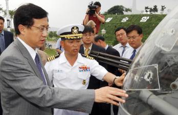 열린우리당 신기남(왼쪽) 의장이 26일 경기…