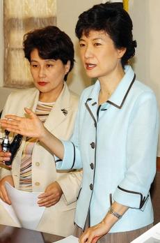 한나라당 박근혜 대표가 여름 휴가 중인 지난 26일 서울 염창동 당사로 출근,전여옥 대변인과 함께 유신독재 사과 등 현안에 대한 입장을 밝히고 있다. 서울신문 포토라이브러리