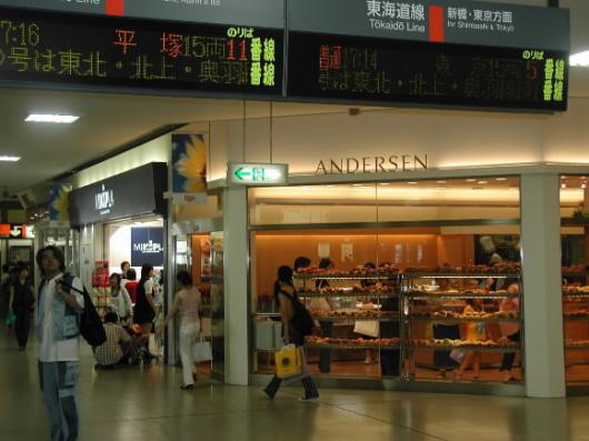 공기업에서 민영기업으로 변신한 JR동일본은 막대한 순수익을 올리는 우량기업으로 거듭났다.사진은 JR동일본의 부대수익 확보에 한몫하고 있는 시나가와역 구내의 상점들이 손님을 기다리고 있는 모습. 도쿄 이춘규특파원