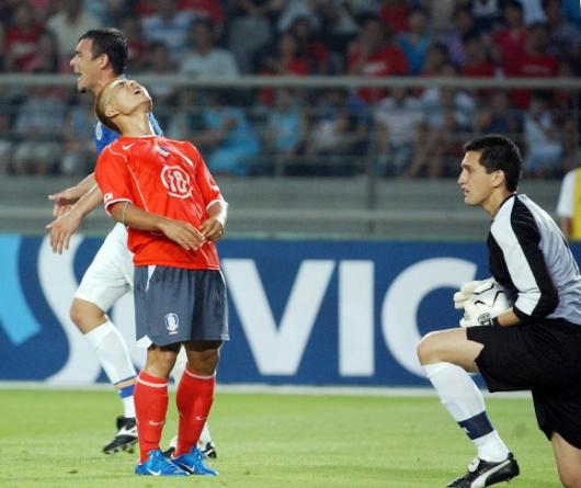 한국 올림픽축구대표팀의 ‘킬러’ 최성국(오른쪽)이 26일 파라과이와의 평가전에서 득점 기회를 놓친 뒤 안타까워하고 있다.한국은 조재진의 선제골로 앞섰으나 종료 직전 동점골을 내줘 아쉬운 무승부를 이뤘다.  고양 김명국기자 daunso@seoul.co.kr
