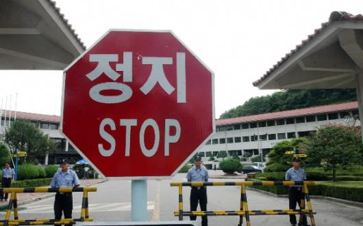 27일 입국한 탈북자 200여명이 머물고 있는 경기도내 한 공공기관 연수원을 경찰들이 바리케이드를 친 채 지키고 있다. 안주영기자 jya@seoul.co.kr