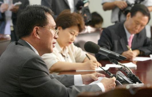 27일 서울 염창동 당사에서 열린 한나라당 주요당직자회의에서 김형오(왼쪽) 사무총장이 국가정체성 논란에 대한 청와대의 입장 발표를 비난하고 있다. 오정식기자 oosing@seoul.co.kr