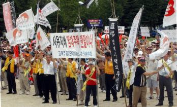 서울·수도권 재건축조합원들이 27일 오후 과천 정부청사 앞에서 정부가 입법예고한 재건축개발이익환수제에 반대하는 시위를 벌이고 있다. 안주영기자 jya@seoul.co.kr
