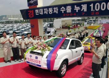 28일 울산 수출선적부두에서 열린 현대차 수출 1000만대 돌파 기념식에서 직원들이 지켜보는 가운데 1000만번째 수출차량인 프랑스행 ‘투싼’이 선적되고 있다. 현대자동차 제공